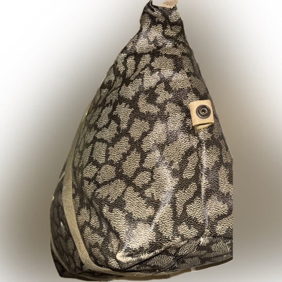 Yves Saint Laurent Duffle Bag - Picture 4 of 16